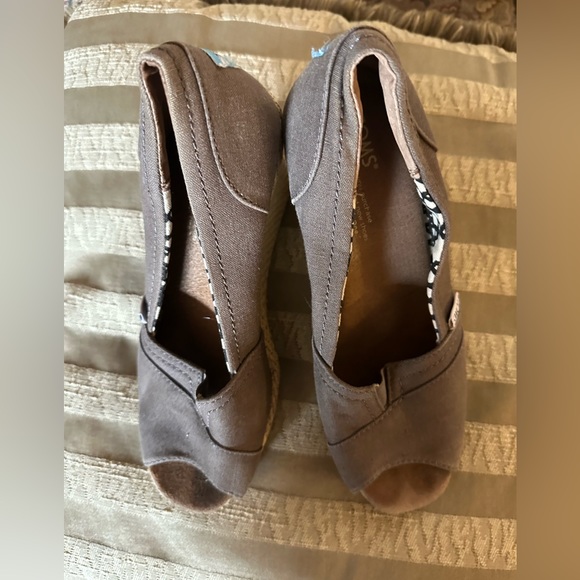 TOMS Size 9.5 - Picture 5 of 10